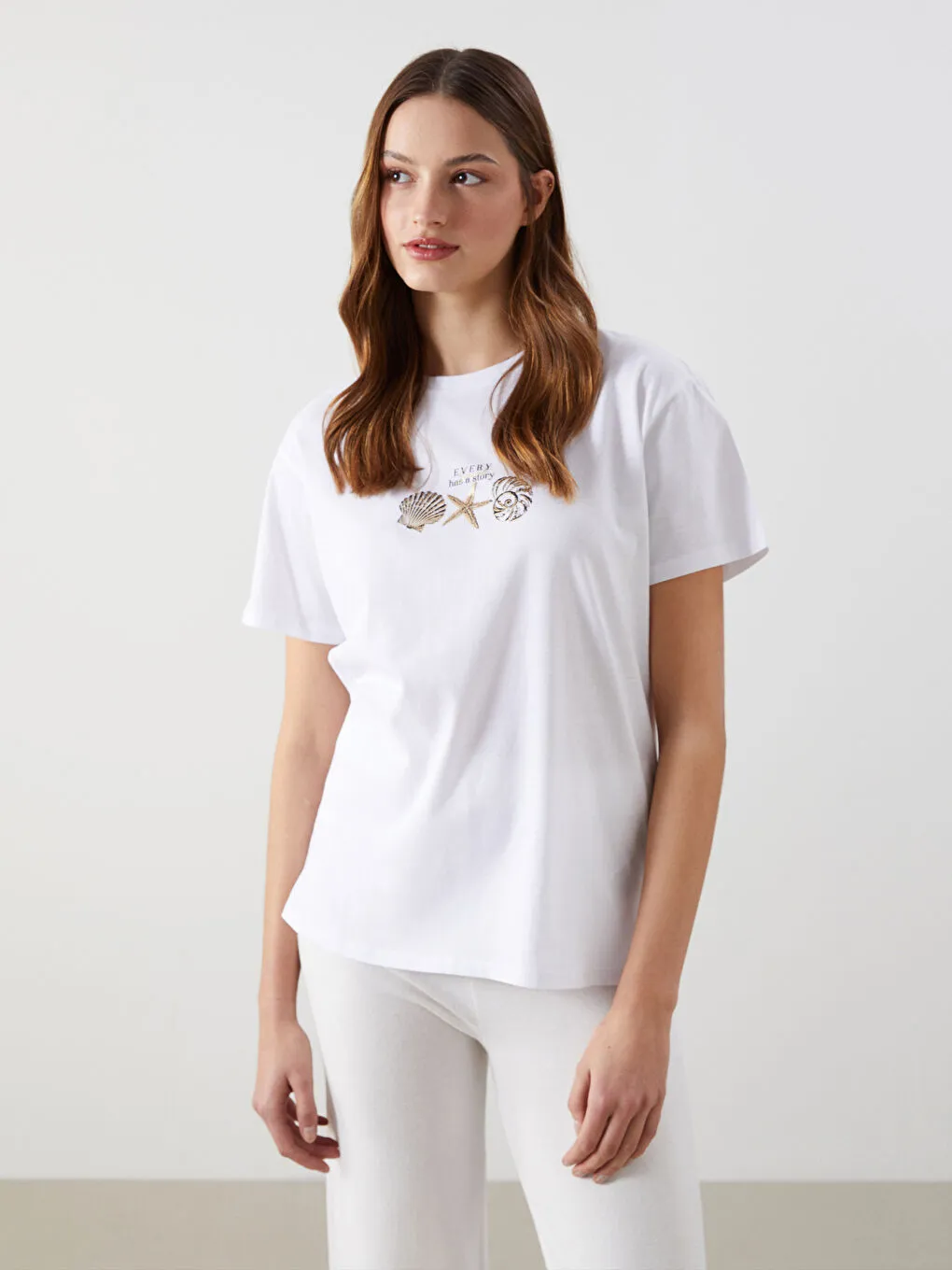 تيشيرت نسائي بقصة كلاسيكية لون ابيض