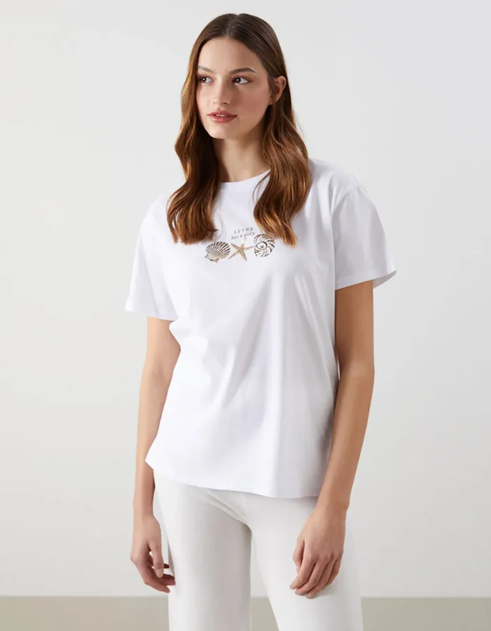 تيشيرت نسائي بقصة كلاسيكية لون ابيض